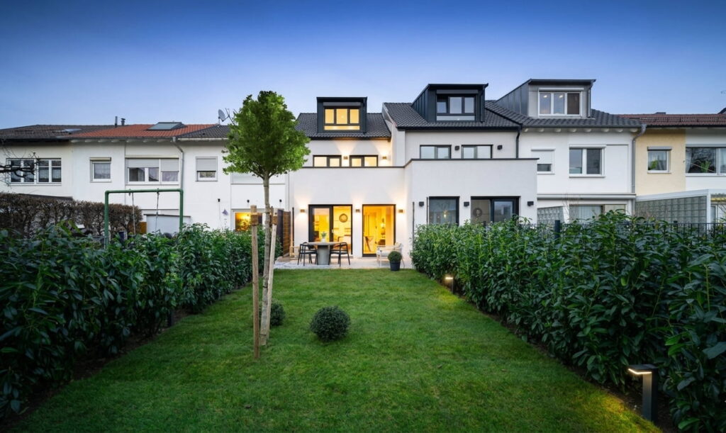 Reihenhaus mit Garten und Terrasse in Thalkirchen bei Dämmerung