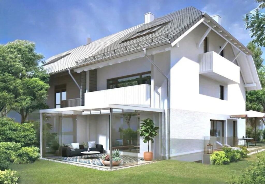 Modernes, weißes Einfamilienhaus mit Satteldach, Balkon und verglaster Terrasse in einem grünen Garten in Moosach