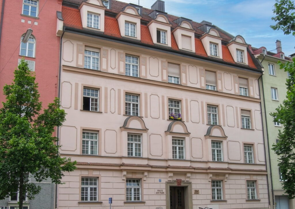 Mehrstöckiges Wohnhaus mit Satteldach und mehreren Dachgauben in Sendling-Westpark