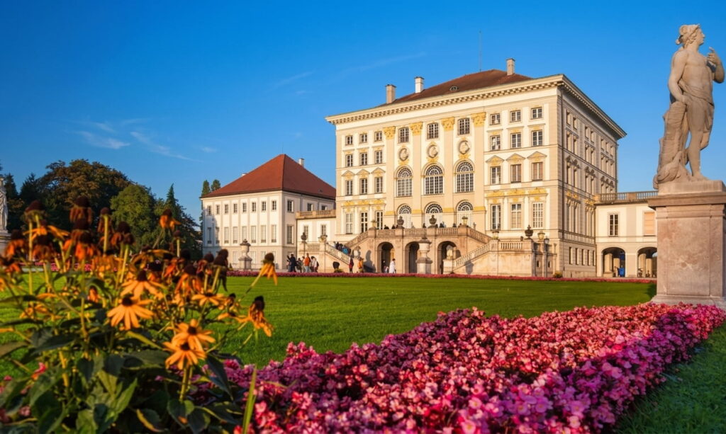 Prachtvolles Schloss Nymphenburg mit Schlosspark bei Sonnenschein – exklusive Wohngegend für den hochwertigen Immobilienverkauf von Häusern und Wohnungen in München.