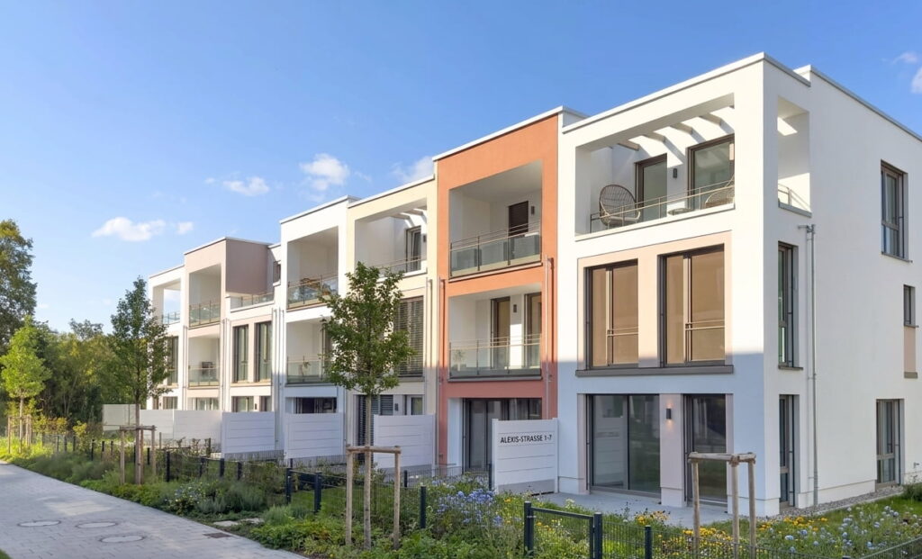 Moderne mehrstöckige Wohngebäude mit Balkonen und großen Fenstern in Perlach