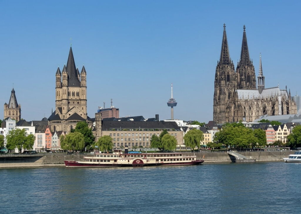 Blick auf den Rhein mit historischen Gebäuden der Kölner Altstadt und dem Kölner Dom im Hintergrund