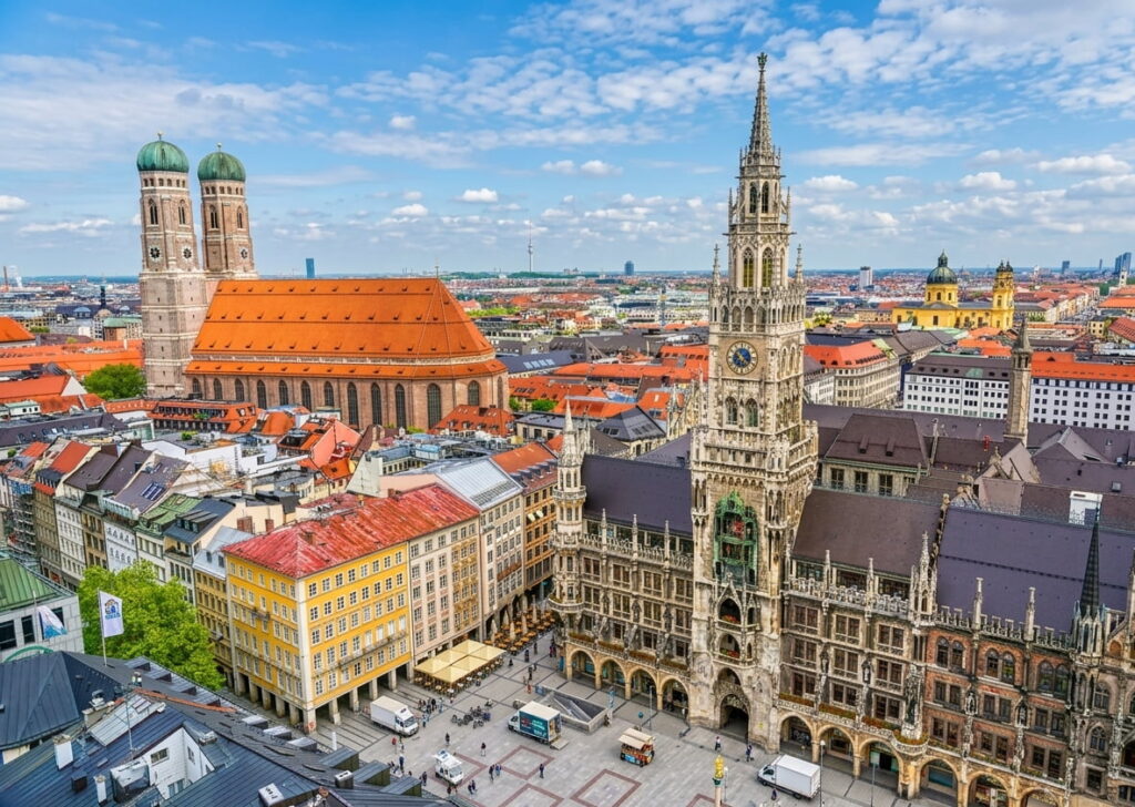 Blick auf den Marienplatz in München mit dem Neuen Rathaus und der Frauenkirche – zentrale Lage für den erfolgreichen Immobilienverkauf in München.