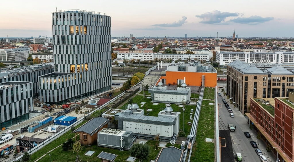 Blick über moderne Büro- und Wohngebäude mit begrünten Dächern in Berg am Laim, München, bei Tageslicht