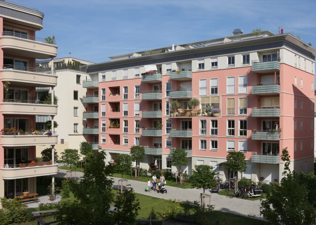 Mehrstöckiges Wohngebäude mit Balkonen und begrüntem Innenhof in Haidhausen