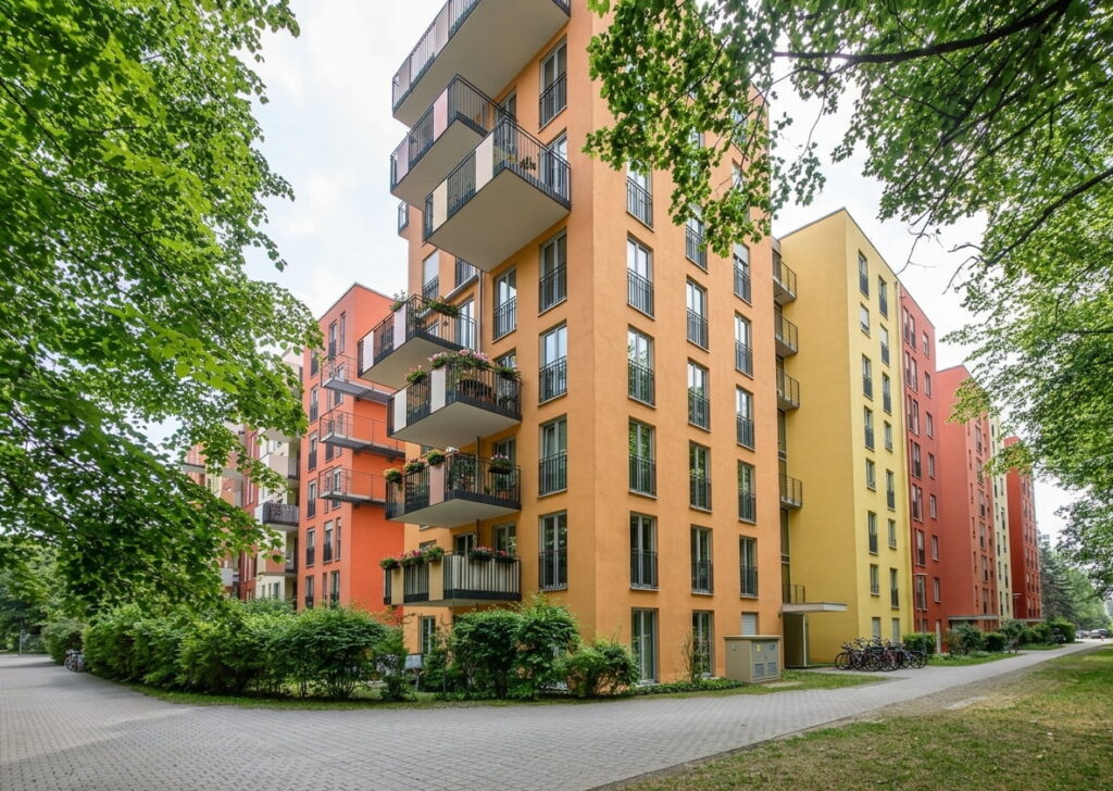 Mehrstöckiges Wohngebäude mit Balkonen in einem begrünten Wohnviertel in Haidhausen